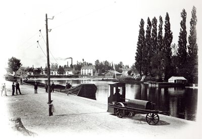 Trattore che traina una barca a Digione, 1894-5 da French Photographer